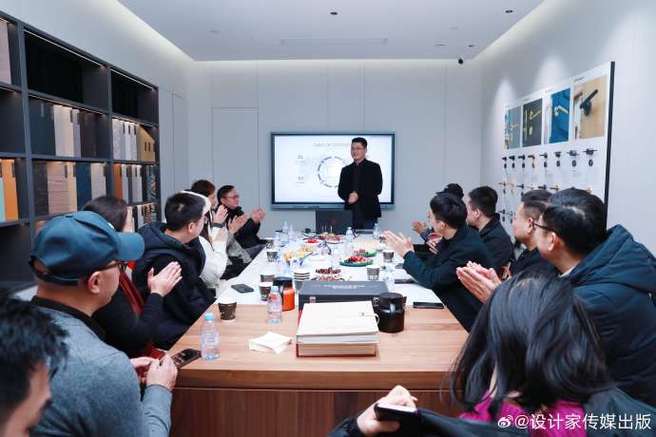 们讲解致艺公司产品的理念和观点并带领设计师朋友们参观考察致艺工厂